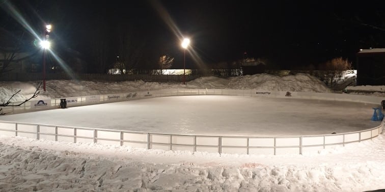 Utendørs isbane med isbat vant oversikt